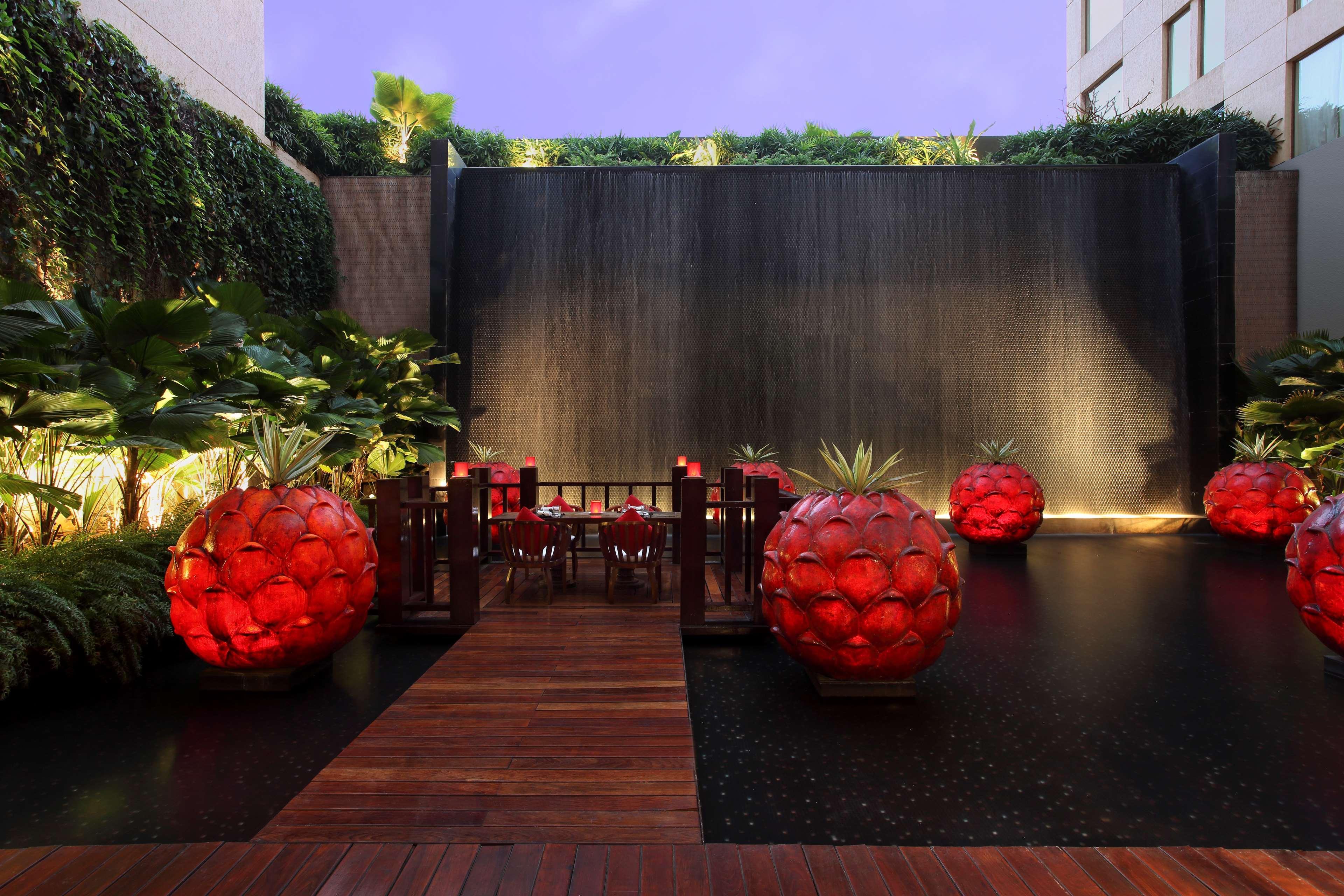 Hyatt Pune Esterno foto The outdoor dining area at the restaurant