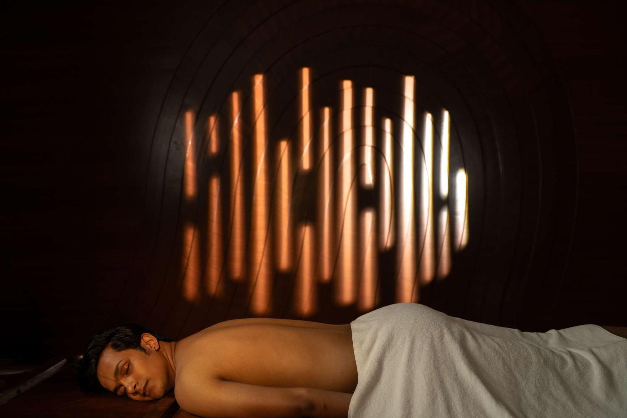 Hyatt Pune Esterno foto A man receiving a massage