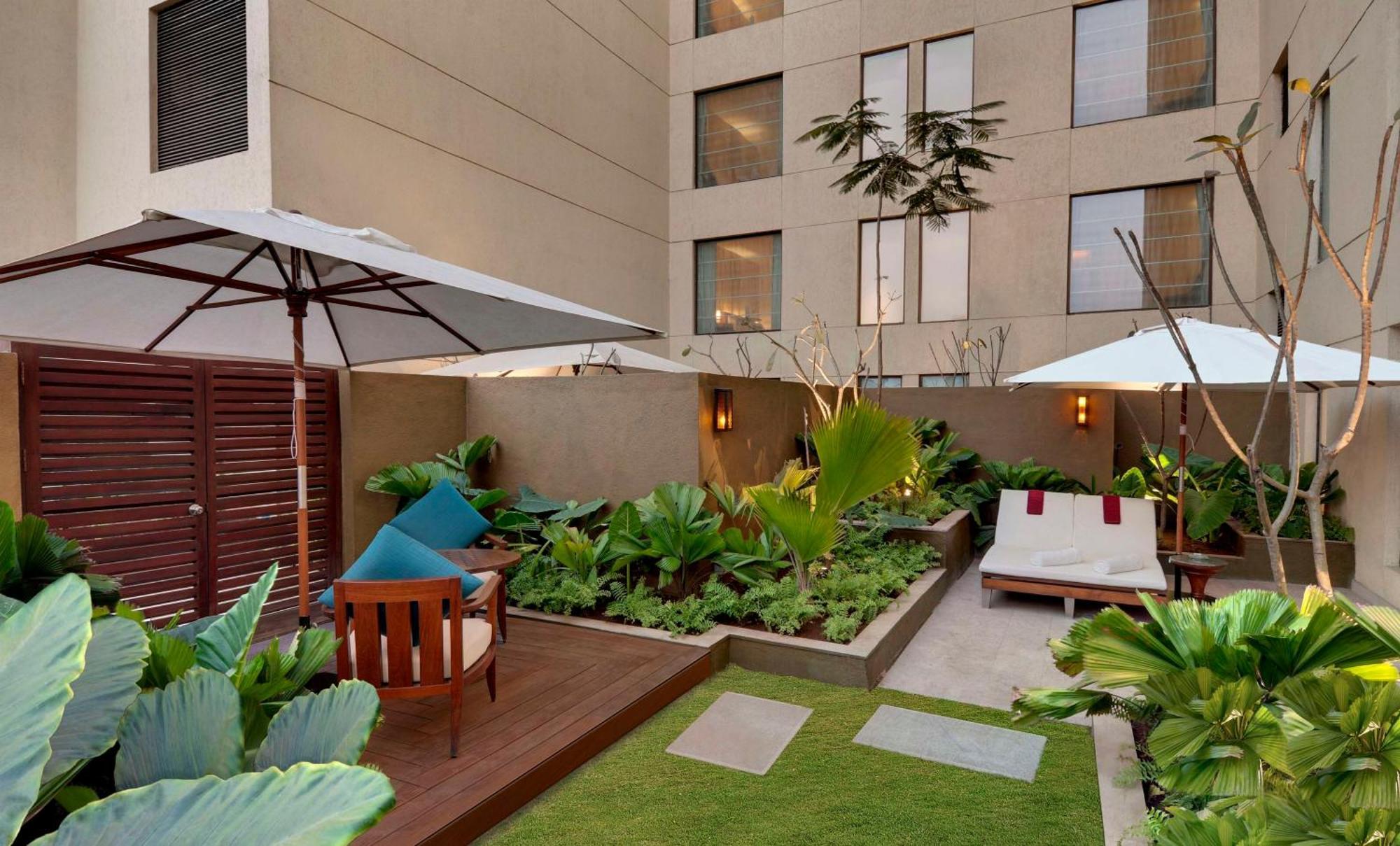 Hyatt Pune Esterno foto The hotel's courtyard