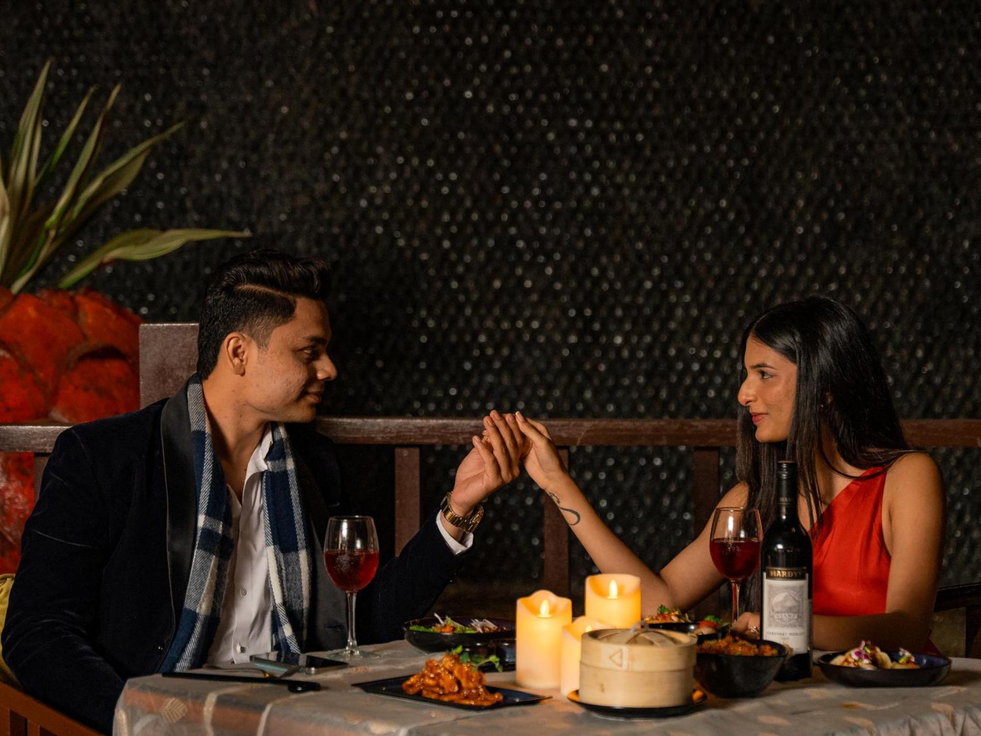 Hyatt Pune Esterno foto A couple dining together