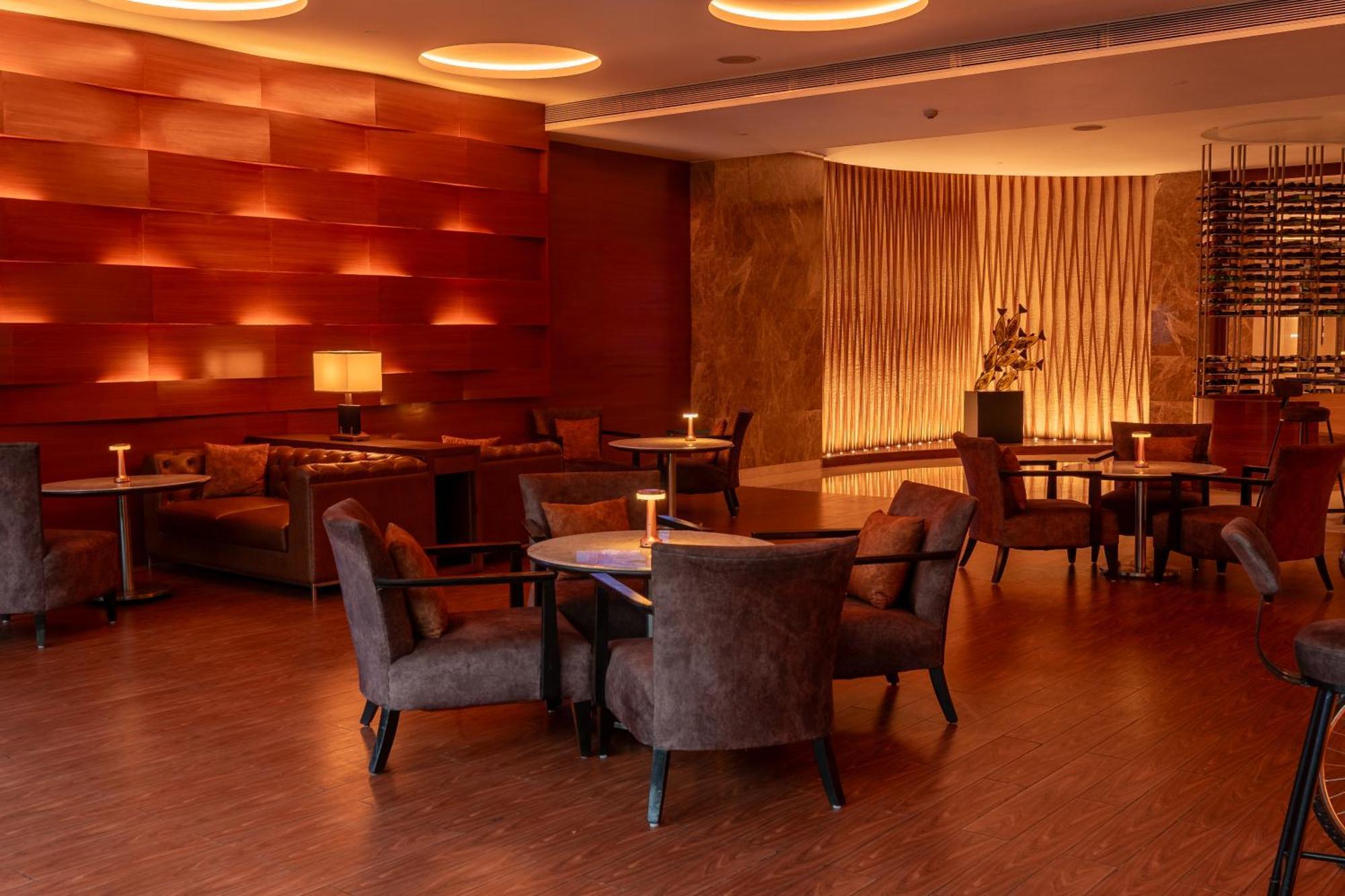 Hyatt Pune Esterno foto The lounge at the airport