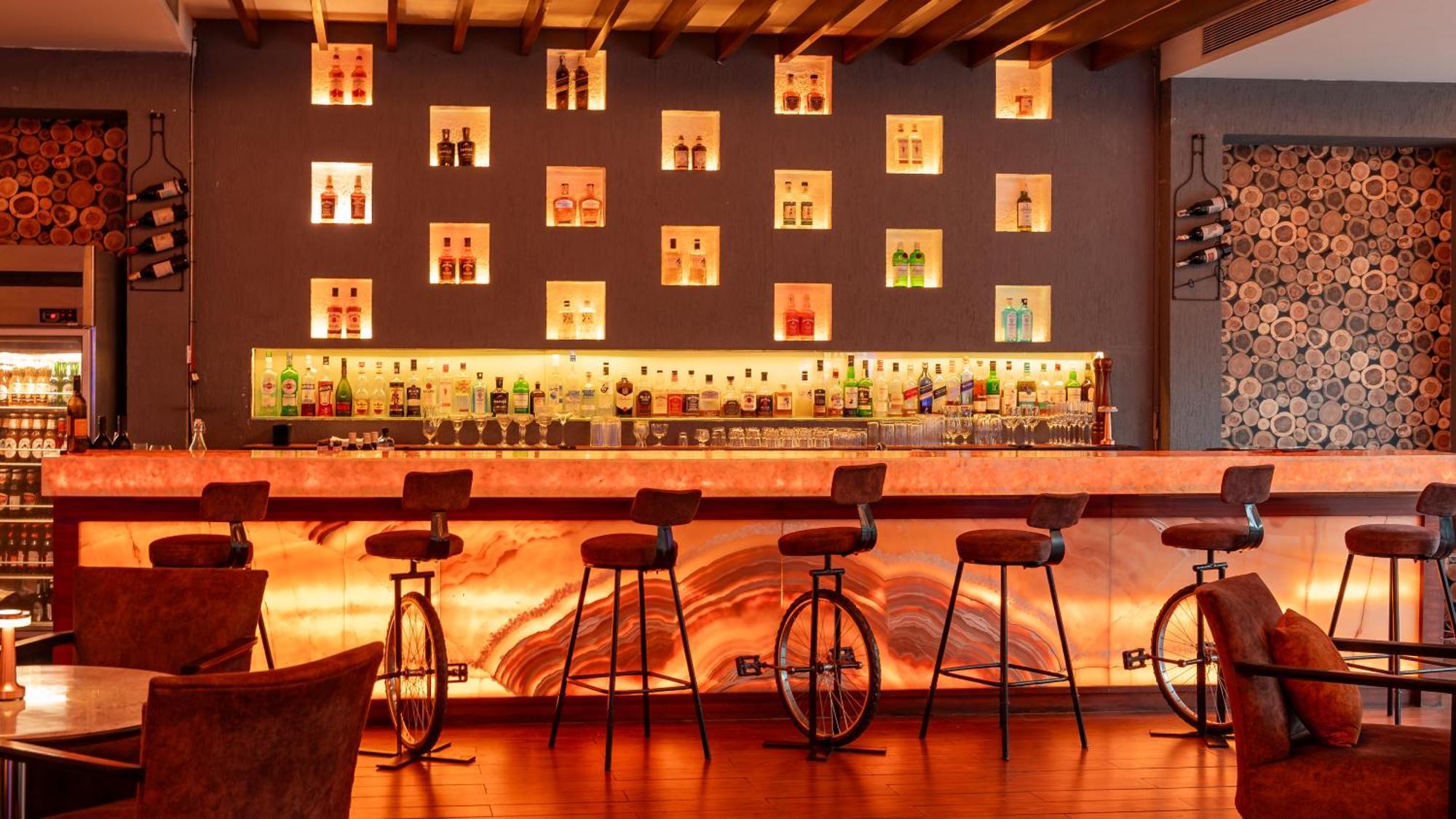Hyatt Pune Esterno foto The bar at the 101 bar