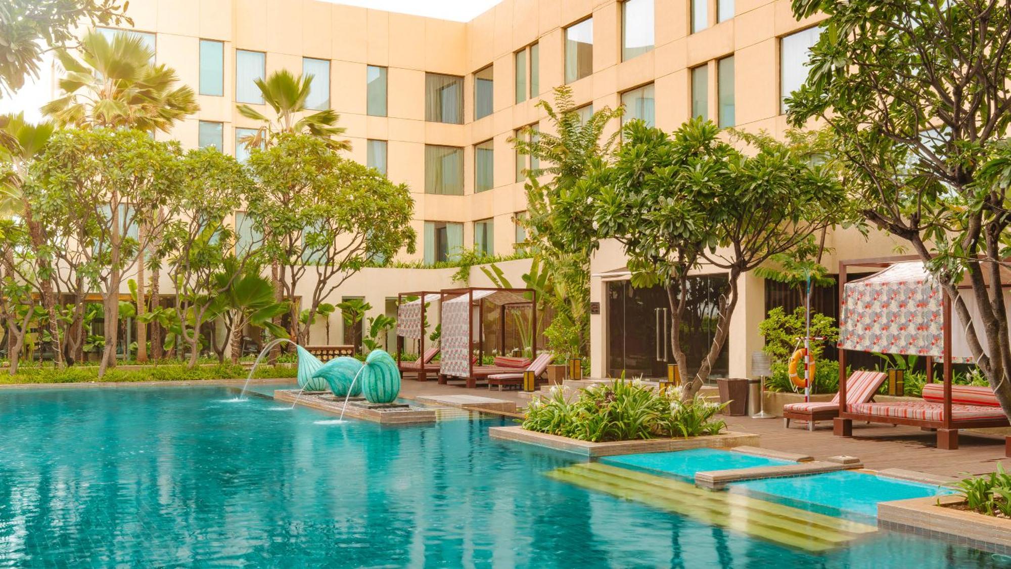 Hyatt Pune Esterno foto The pool at the hotel