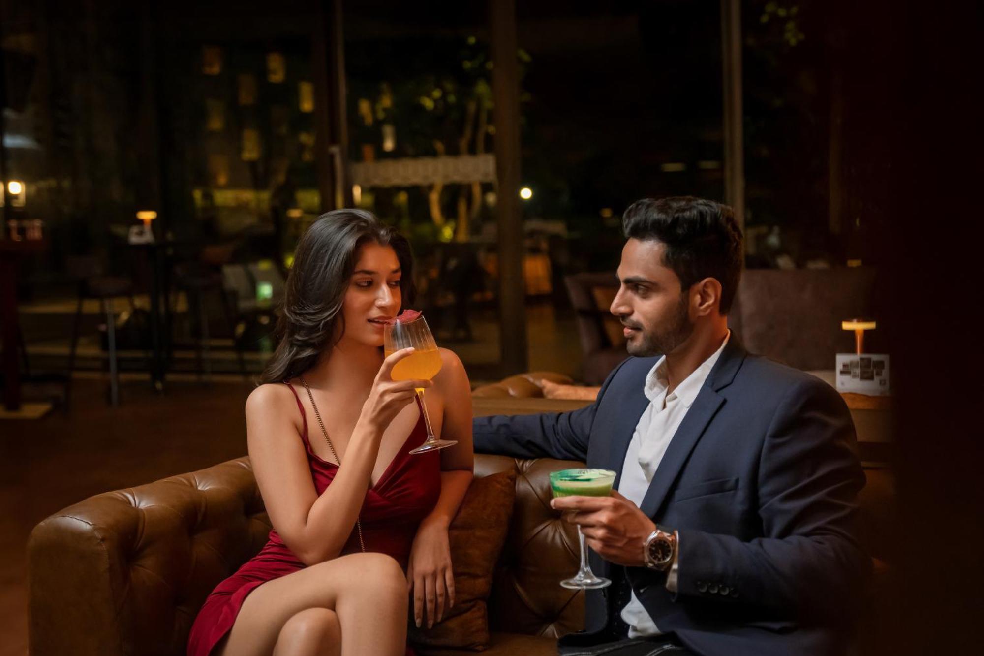 Hyatt Pune Esterno foto A couple drinking cocktails
