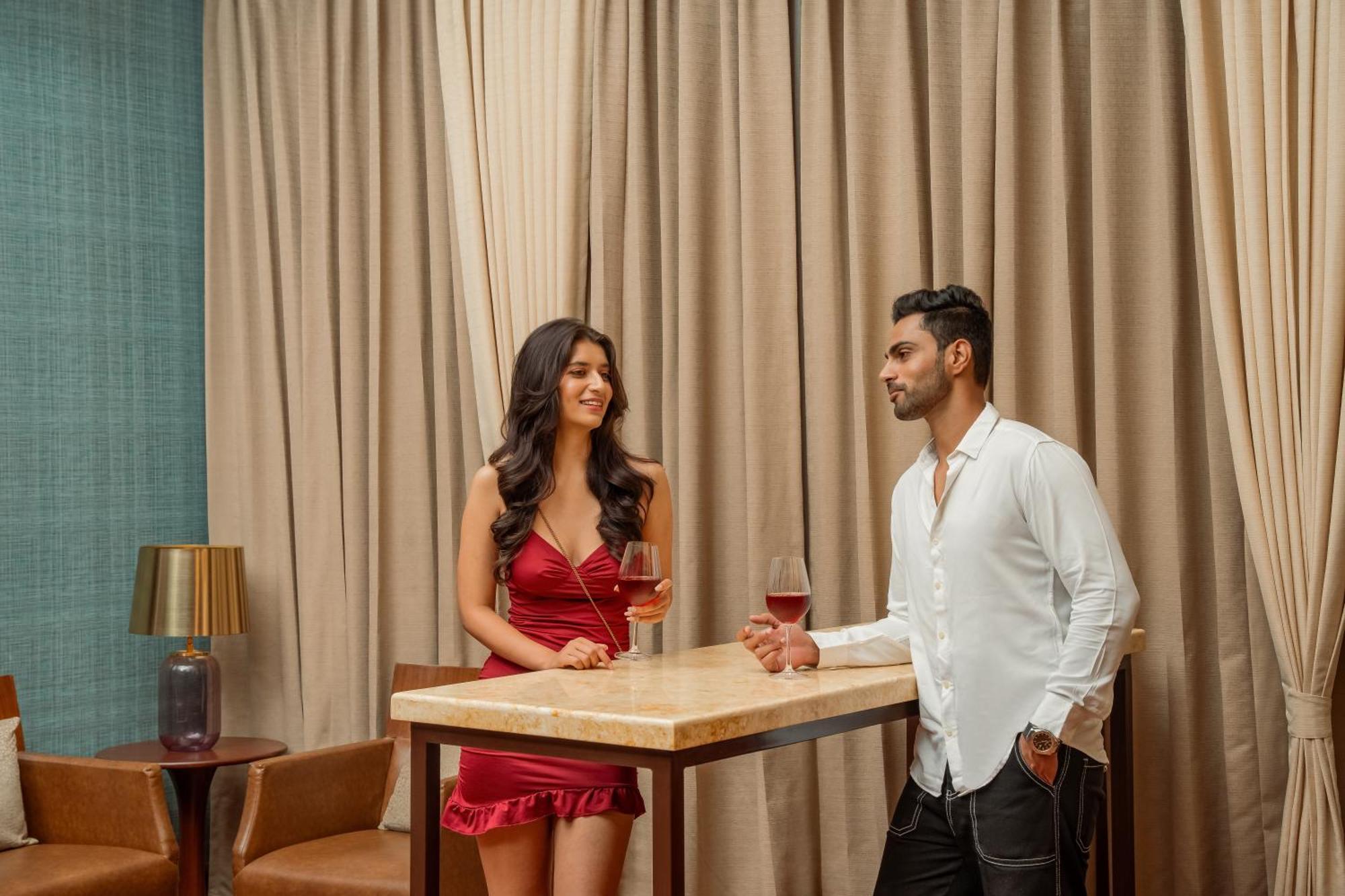 Hyatt Pune Esterno foto A couple at a bar