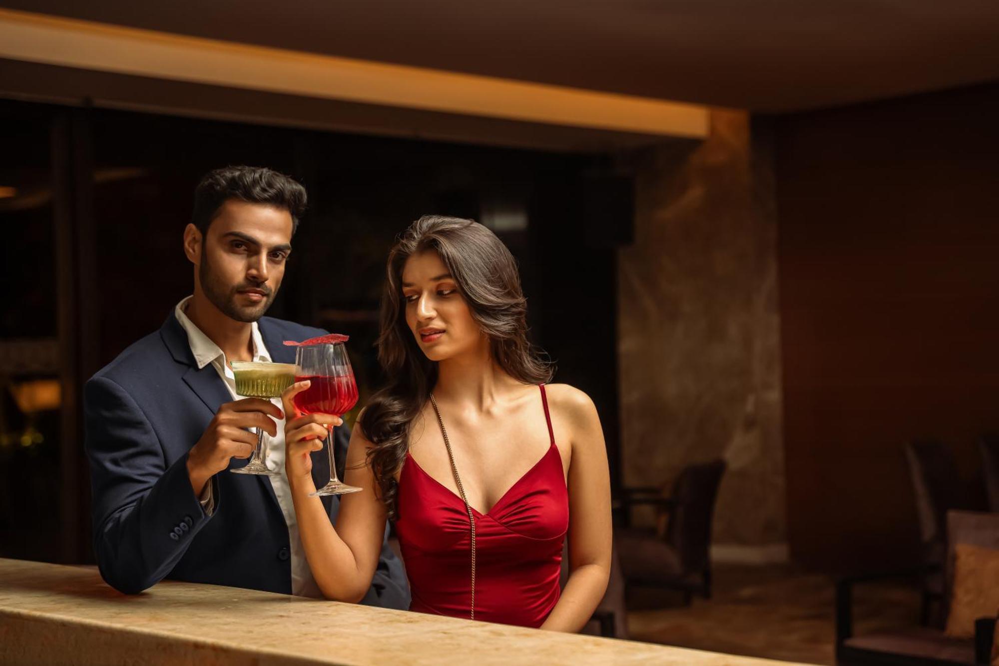 Hyatt Pune Esterno foto A couple drinking cocktails