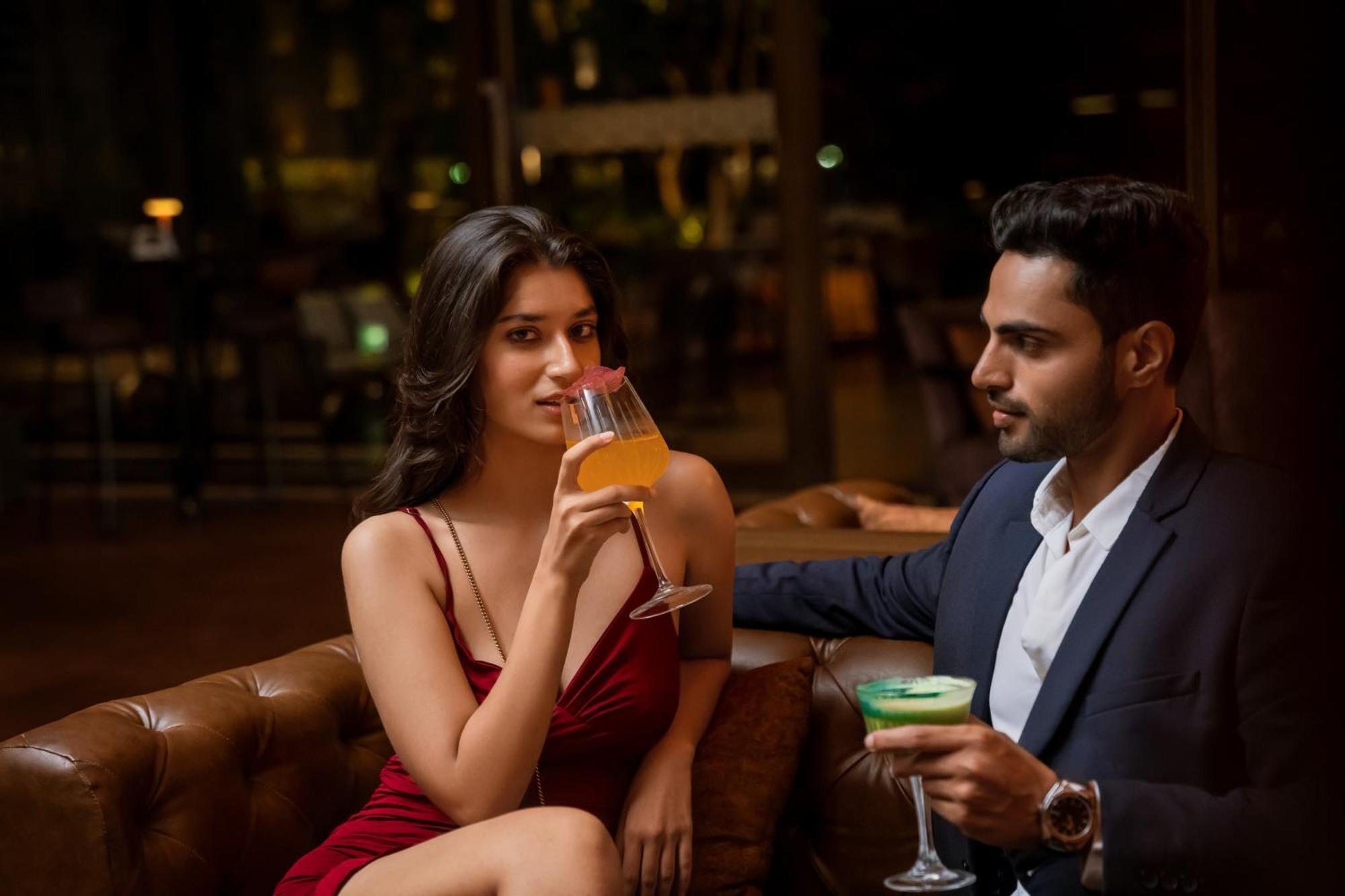 Hyatt Pune Esterno foto A couple drinking cocktails